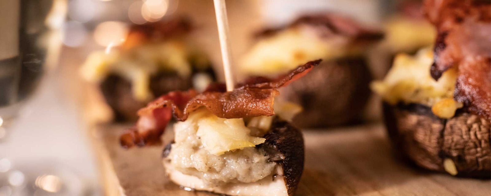 Champignons farcis à la Crème d'Artichauts, chips de lard