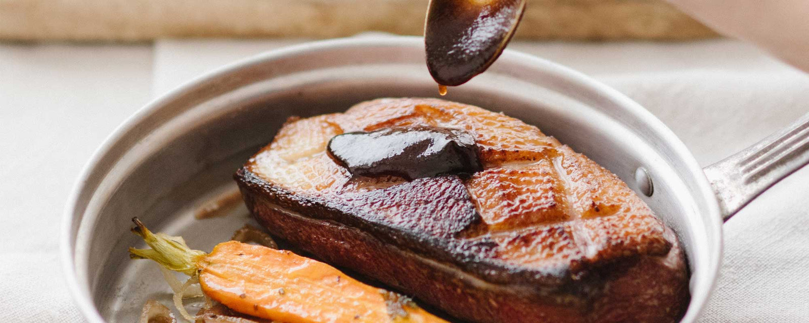 Magret de canard et légumes anciens rôtis aux Fleurs de Coquelicots