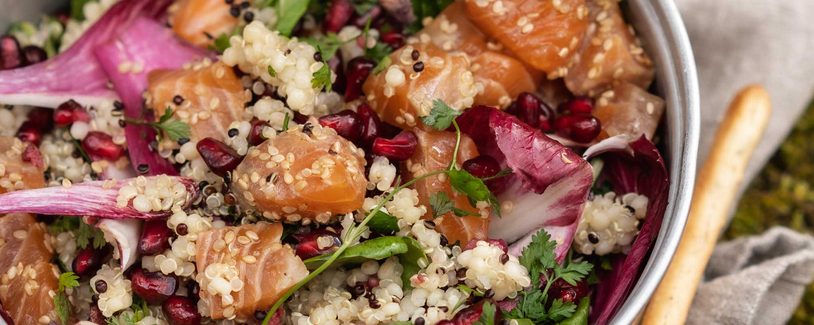 Salade de quinoa au saumon et houmous