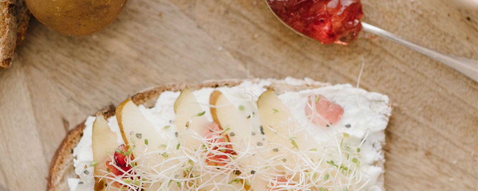 Tartine chèvre poire et Pétales de Roses